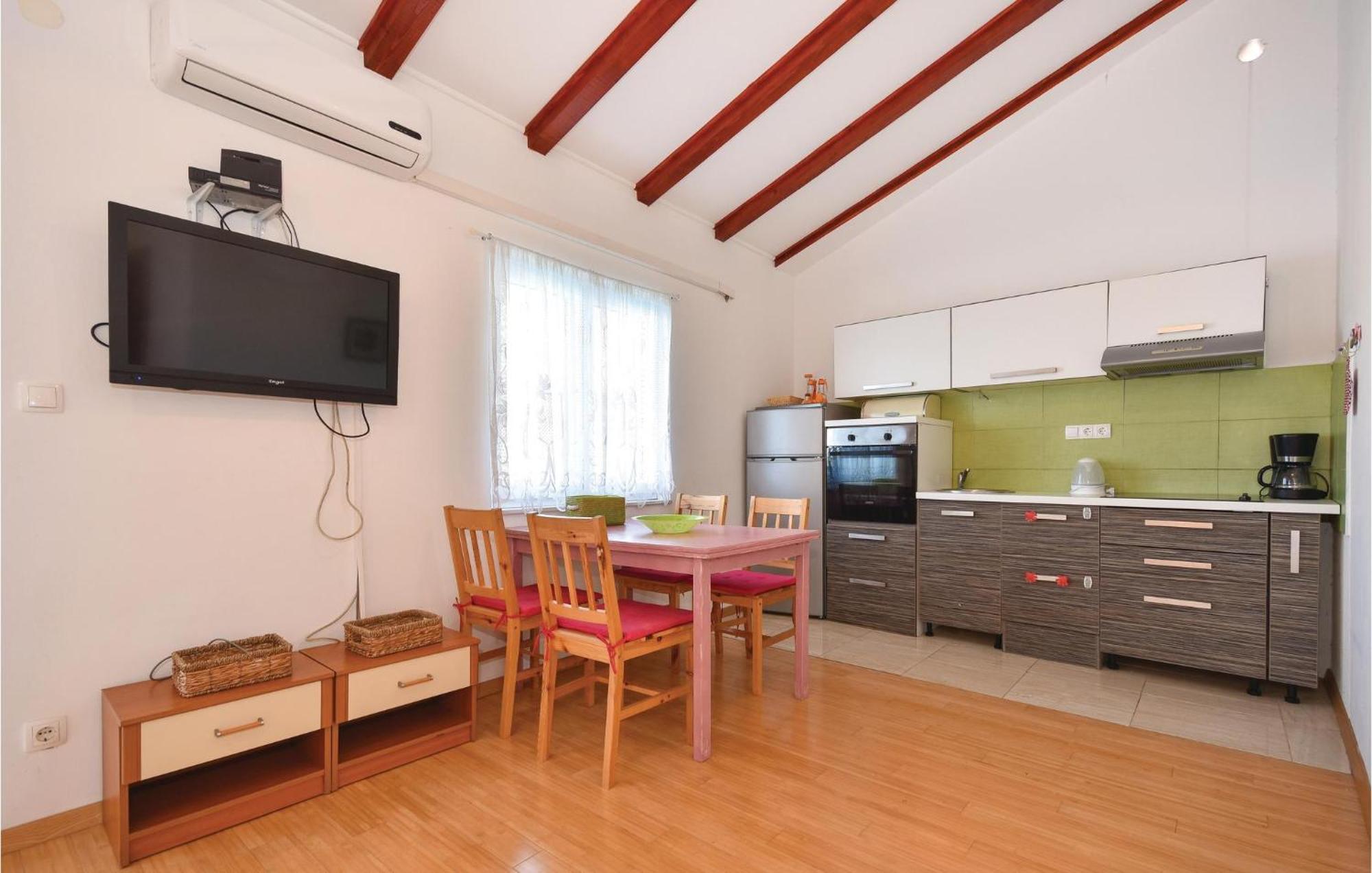 2 Bedroom Gorgeous Apartment In ストモルスカ エクステリア 写真